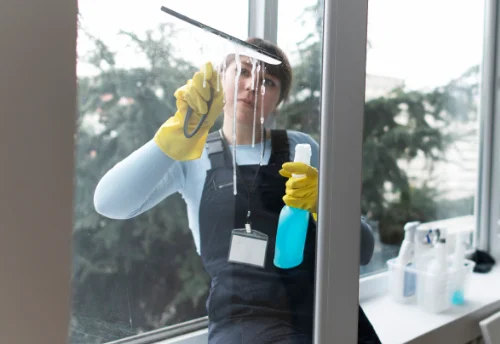 Nettoyage de vitres intérieures et extérieures au Moustoir